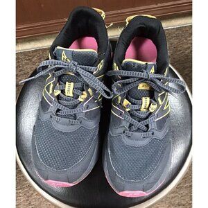 Woman’s New Balance 410 Sneakers Size 7.5